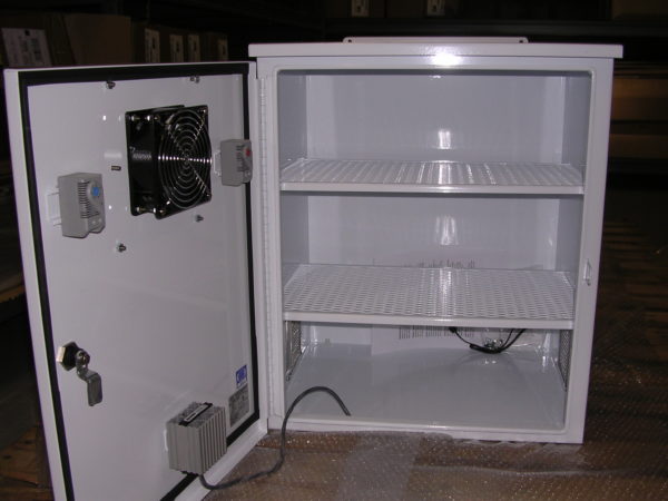 WIEGMANN WEATHERFLO EQUIPMENT ENCLOSURE CABINET NEMA 3R 24X20X16 N3R WIFI,  PLC, SECURITY